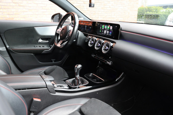 Mercedes-Benz A-Klasse A 180 d AMG pakket | Panorama dak | Burmester | Widescreen | Apple Carplay | Sfeerverlichting | Stoelverwarming | Alcantara | 360 PDC | Volledig onderhouden | Nieuwe Distributieriem Mercedes-Benz A-Klasse A 180 d AMG pakket | Panorama dak | Burmester | Widescreen | Apple Carplay | Sfeerverlichting | Stoelverwarming | Alcantara | 360 PDC | Volledig onderhouden | Nieuwe Distributieriem
