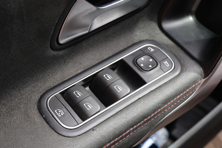 Mercedes-Benz A-Klasse A 180 d AMG pakket | Panorama dak | Burmester | Widescreen | Apple Carplay | Sfeerverlichting | Stoelverwarming | Alcantara | 360 PDC | Volledig onderhouden | Nieuwe Distributieriem Mercedes-Benz A-Klasse A 180 d AMG pakket | Panorama dak | Burmester | Widescreen | Apple Carplay | Sfeerverlichting | Stoelverwarming | Alcantara | 360 PDC | Volledig onderhouden | Nieuwe Distributieriem