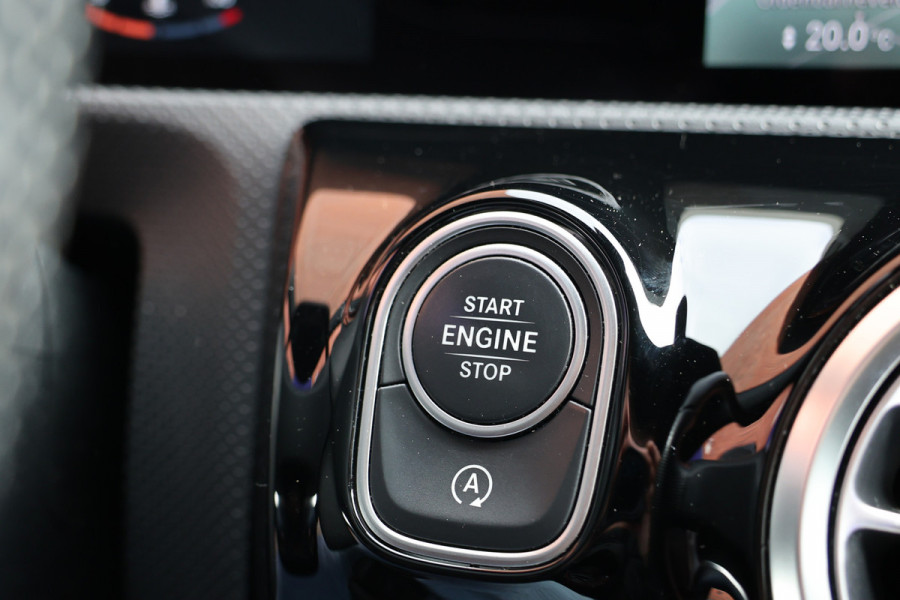 Mercedes-Benz A-Klasse A 180 d AMG pakket | Panorama dak | Burmester | Widescreen | Apple Carplay | Sfeerverlichting | Stoelverwarming | Alcantara | 360 PDC | Volledig onderhouden | Nieuwe Distributieriem Mercedes-Benz A-Klasse A 180 d AMG pakket | Panorama dak | Burmester | Widescreen | Apple Carplay | Sfeerverlichting | Stoelverwarming | Alcantara | 360 PDC | Volledig onderhouden | Nieuwe Distributieriem
