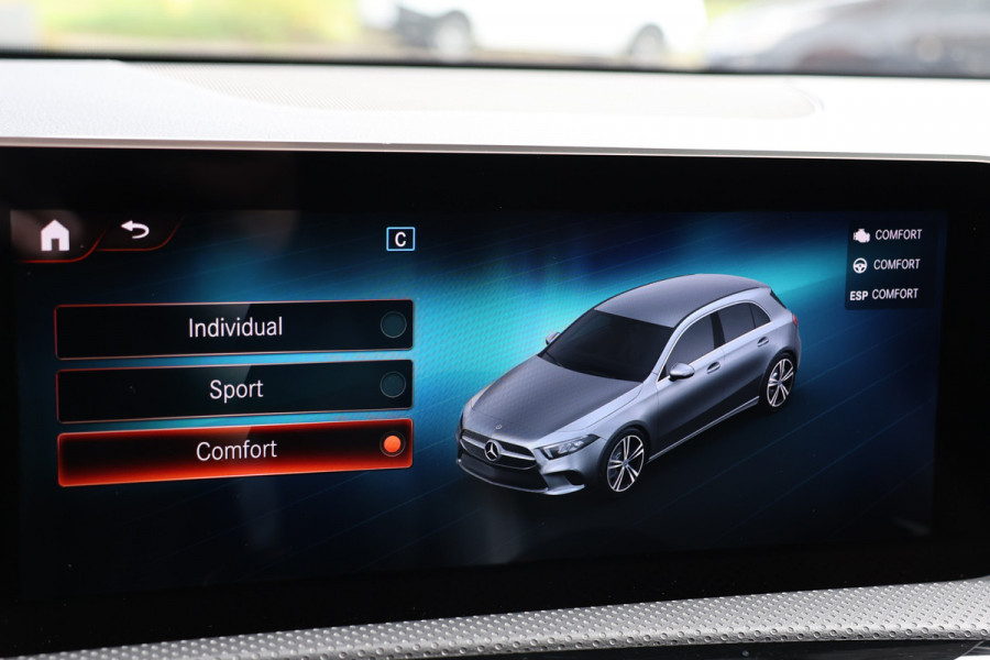 Mercedes-Benz A-Klasse A 180 d AMG pakket | Panorama dak | Burmester | Widescreen | Apple Carplay | Sfeerverlichting | Stoelverwarming | Alcantara | 360 PDC | Volledig onderhouden | Nieuwe Distributieriem Mercedes-Benz A-Klasse A 180 d AMG pakket | Panorama dak | Burmester | Widescreen | Apple Carplay | Sfeerverlichting | Stoelverwarming | Alcantara | 360 PDC | Volledig onderhouden | Nieuwe Distributieriem