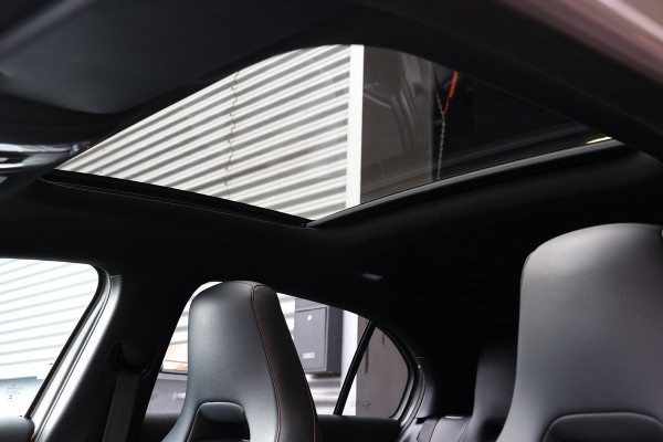 Mercedes-Benz A-Klasse A 180 d AMG pakket | Panorama dak | Burmester | Widescreen | Apple Carplay | Sfeerverlichting | Stoelverwarming | Alcantara | 360 PDC | Volledig onderhouden | Nieuwe Distributieriem Mercedes-Benz A-Klasse A 180 d AMG pakket | Panorama dak | Burmester | Widescreen | Apple Carplay | Sfeerverlichting | Stoelverwarming | Alcantara | 360 PDC | Volledig onderhouden | Nieuwe Distributieriem