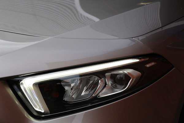 Mercedes-Benz A-Klasse A 180 d AMG pakket | Panorama dak | Burmester | Widescreen | Apple Carplay | Sfeerverlichting | Stoelverwarming | Alcantara | 360 PDC | Volledig onderhouden | Nieuwe Distributieriem Mercedes-Benz A-Klasse A 180 d AMG pakket | Panorama dak | Burmester | Widescreen | Apple Carplay | Sfeerverlichting | Stoelverwarming | Alcantara | 360 PDC | Volledig onderhouden | Nieuwe Distributieriem