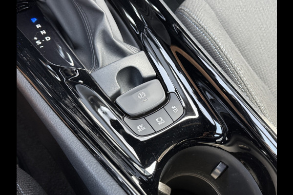 Toyota C-HR 2.0 Hybrid Dynamic | CarPlay | Camera | ACC | Dodehoek | Keyless | 18 inch Toyota C-HR 2.0 Hybrid Dynamic | CarPlay | Camera | ACC | Dodehoek | Keyless | 18 inch