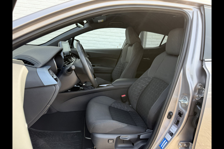 Toyota C-HR 2.0 Hybrid Dynamic | CarPlay | Camera | ACC | Dodehoek | Keyless | 18 inch Toyota C-HR 2.0 Hybrid Dynamic | CarPlay | Camera | ACC | Dodehoek | Keyless | 18 inch