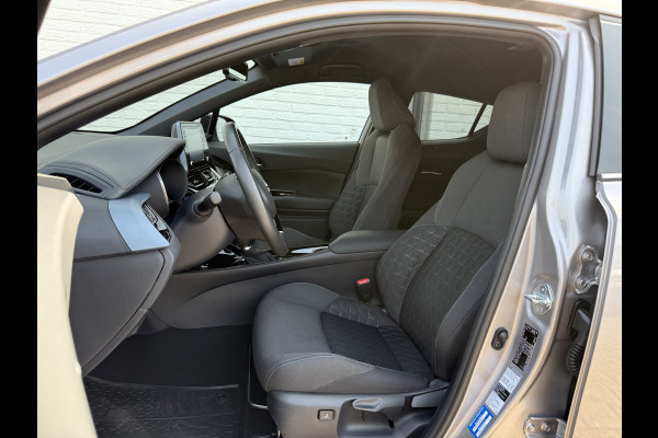 Toyota C-HR 2.0 Hybrid Dynamic | CarPlay | Camera | ACC | Dodehoek | Keyless | 18 inch Toyota C-HR 2.0 Hybrid Dynamic | CarPlay | Camera | ACC | Dodehoek | Keyless | 18 inch