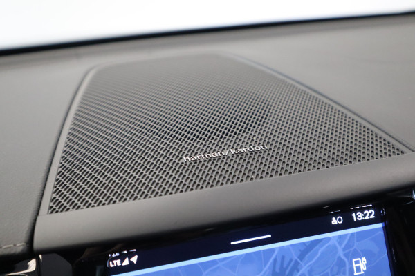 Volvo XC60 2.0 T8 Plug-in hybrid AWD Ultra Black Edition H&K Long Range Luchtvering Volvo XC60 2.0 T8 Plug-in hybrid AWD Ultra Black Edition H&K Long Range Luchtvering