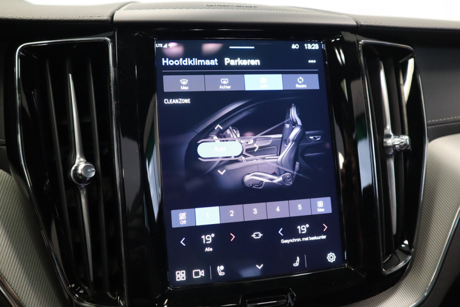 Volvo XC60 2.0 T8 Plug-in hybrid AWD Ultra Black Edition H&K Long Range Luchtvering Volvo XC60 2.0 T8 Plug-in hybrid AWD Ultra Black Edition H&K Long Range Luchtvering