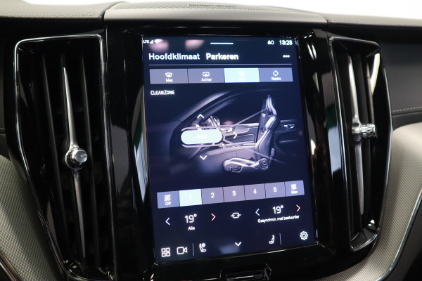 Volvo XC60 2.0 T8 Plug-in hybrid AWD Ultra Black Edition H&K Long Range Luchtvering Volvo XC60 2.0 T8 Plug-in hybrid AWD Ultra Black Edition H&K Long Range Luchtvering