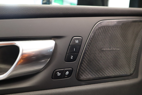 Volvo XC60 2.0 T8 Plug-in hybrid AWD Ultra Black Edition H&K Long Range Luchtvering Volvo XC60 2.0 T8 Plug-in hybrid AWD Ultra Black Edition H&K Long Range Luchtvering