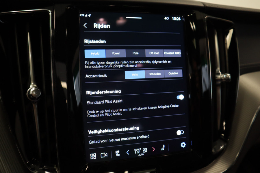 Volvo XC60 2.0 T8 Plug-in hybrid AWD Ultra Black Edition H&K Long Range Luchtvering Volvo XC60 2.0 T8 Plug-in hybrid AWD Ultra Black Edition H&K Long Range Luchtvering