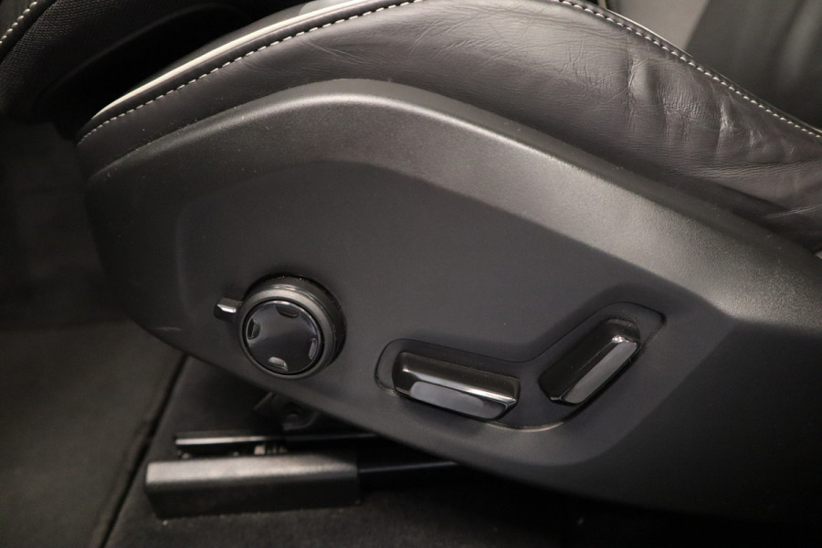 Volvo XC60 2.0 T8 Plug-in hybrid AWD Ultra Black Edition H&K Long Range Luchtvering Volvo XC60 2.0 T8 Plug-in hybrid AWD Ultra Black Edition H&K Long Range Luchtvering