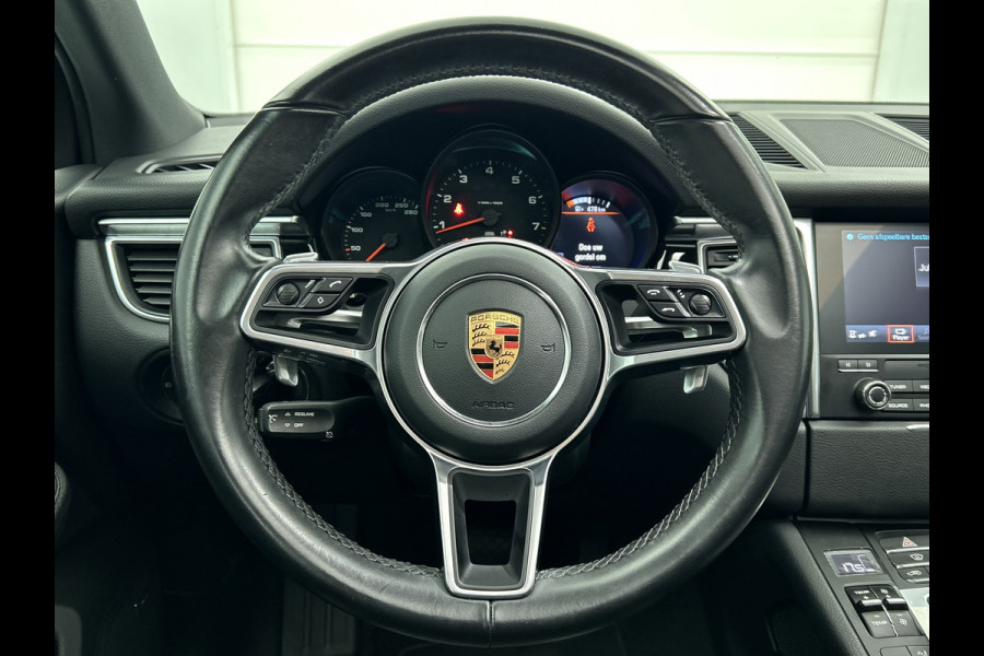 Porsche Macan 2.0 (NL-auto, Panorama, Luchtvering, 18-delige stoelen, Camera, Bose, StoelV, Lane Assist, Etc) Porsche Macan 2.0 (NL-auto, Panorama, Luchtvering, 18-delige stoelen, Camera, Bose, StoelV, Lane Assist, Etc)