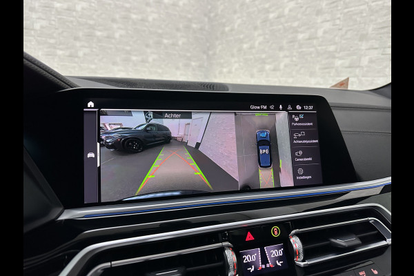 BMW X5 xDrive45e M-Sport | Panorama | 360 Camera | 96% SOH | ACC | Leder Indiv. | Laser-LED | Harman-Kardon | Rij-Assistent Pro | Memory | Head-Up | Trekhaak | 4-Zone Clima | Beker Koeling & Verwarming | Stuurverwarming | Comfortstoelen | Keyless-Entry | M-Gordels | Sfeerverlichting | Carplay |