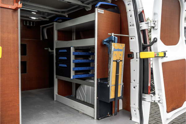 Ford Transit Custom 2.0-TDCI | L2H1 | LED | Inrichting | Omvormer | Cruise | Airco | PDC | Euro 6 Ford Transit Custom 2.0-TDCI | L2H1 | LED | Inrichting | Omvormer | Cruise | Airco | PDC | Euro 6