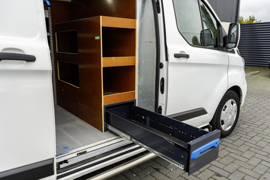 Ford Transit Custom 2.0-TDCI | L2H1 | LED | Inrichting | Omvormer | Cruise | Airco | PDC | Euro 6 Ford Transit Custom 2.0-TDCI | L2H1 | LED | Inrichting | Omvormer | Cruise | Airco | PDC | Euro 6