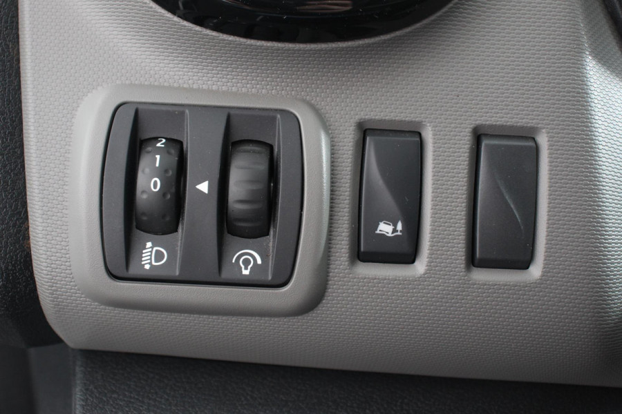 Renault Trafic Passenger 1.6 dCi Grand Authentique Energy incl. BPM/ BTW  L2H1 8 persoons !  Navigatie Airco voor en achter Parkeer sensoren Cruise Control Bumpers in kleur