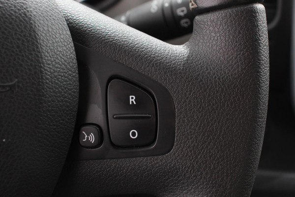 Renault Trafic Passenger 1.6 dCi Grand Authentique Energy incl. BPM/ BTW  L2H1 8 persoons !  Navigatie Airco voor en achter Parkeer sensoren Cruise Control Bumpers in kleur