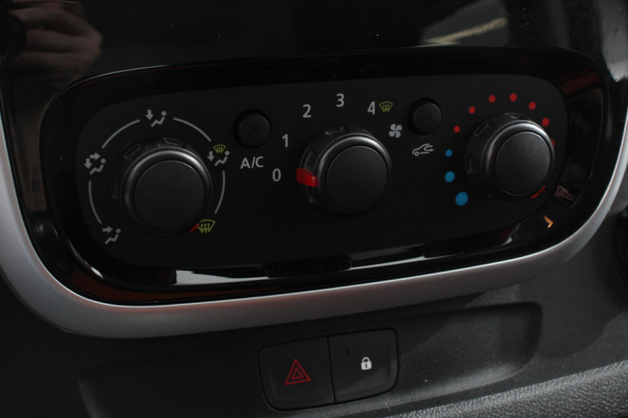 Renault Trafic Passenger 1.6 dCi Grand Authentique Energy incl. BPM/ BTW  L2H1 8 persoons !  Navigatie Airco voor en achter Parkeer sensoren Cruise Control Bumpers in kleur