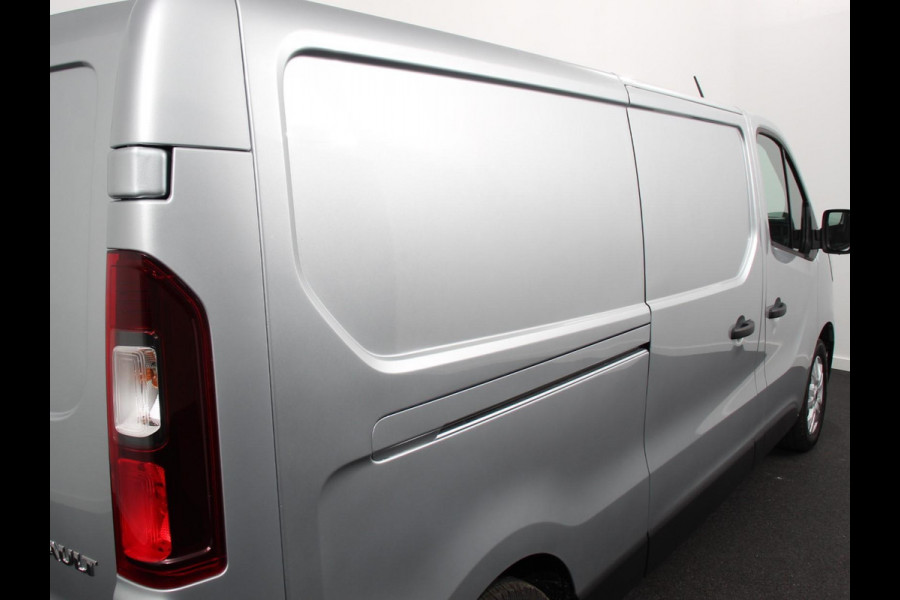 Renault Trafic 2.0 Blue dCi 110 T30 L2H1 Advance Navigatie bluetooth DAB Camera Airco Trekhaak Houten bekleding Lichtmetalen velgen