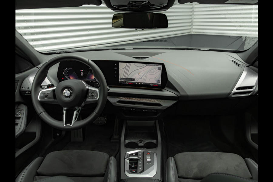 BMW 1-serie 120 M-Sport Pro - Pano - Trekhaak - Driving Ass - Camera BMW 1-serie 120 M-Sport Pro - Pano - Trekhaak - Driving Ass - Camera