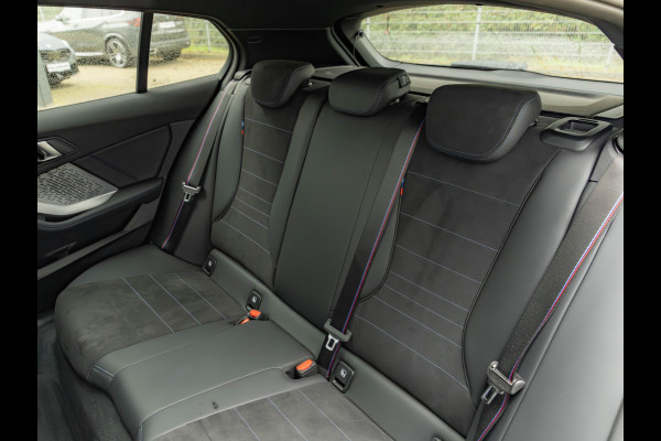 BMW 1-serie 120 M-Sport Pro - Pano - Trekhaak - Driving Ass - Camera BMW 1-serie 120 M-Sport Pro - Pano - Trekhaak - Driving Ass - Camera