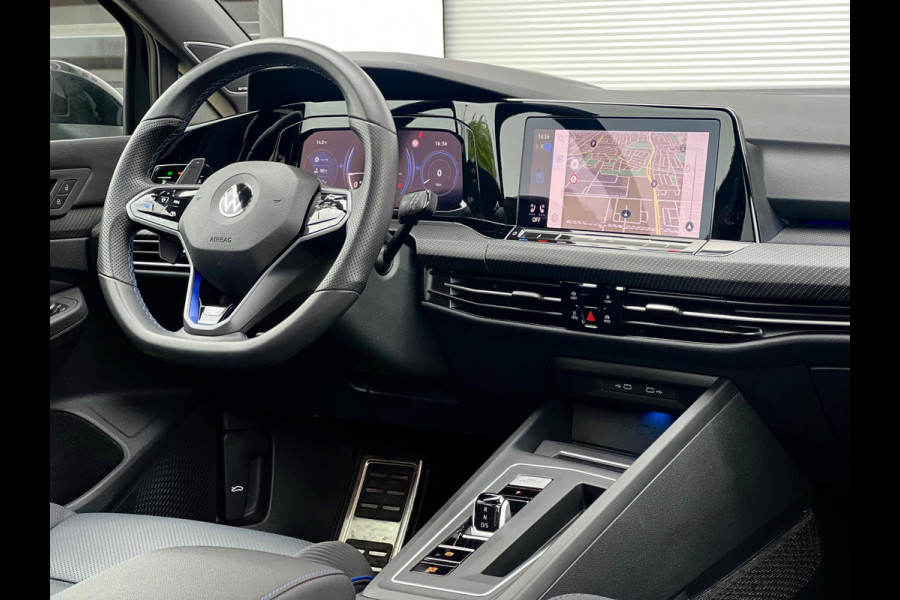 Volkswagen Golf 2.0 TSI R 4Motion Akra/Memory/Pano/H&K/Camera Volkswagen Golf 2.0 TSI R 4Motion Akra/Memory/Pano/H&K/Camera