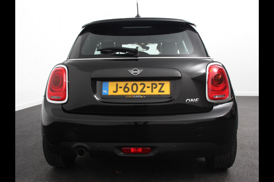 MINI Mini 1.5 One Automaat Blackyard | Parkeer sensoren | Airco | Verwarmbare voorstoelen | Lichtmetalen velgen 16" black