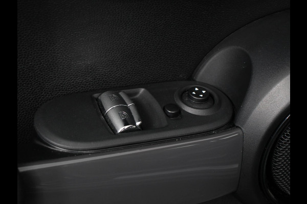 MINI Mini 1.5 One Automaat Blackyard | Parkeer sensoren | Airco | Verwarmbare voorstoelen | Lichtmetalen velgen 16" black