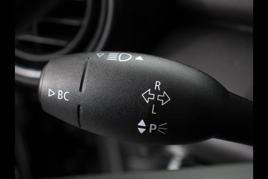 MINI Mini 1.5 One Automaat Blackyard | Parkeer sensoren | Airco | Verwarmbare voorstoelen | Lichtmetalen velgen 16" black