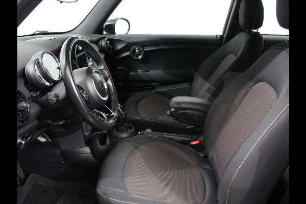 MINI Mini 1.5 One Automaat Blackyard | Parkeer sensoren | Airco | Verwarmbare voorstoelen | Lichtmetalen velgen 16" black