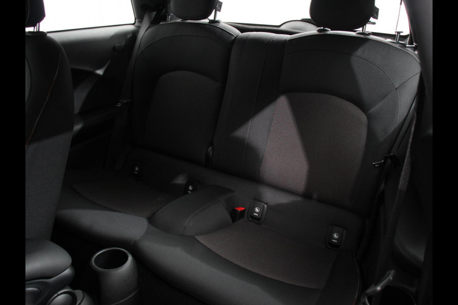 MINI Mini 1.5 One Automaat Blackyard | Parkeer sensoren | Airco | Verwarmbare voorstoelen | Lichtmetalen velgen 16" black