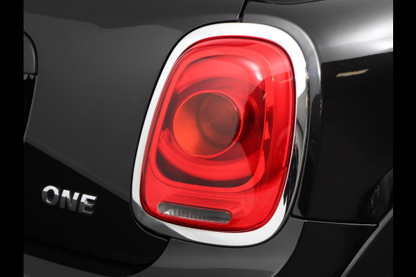 MINI Mini 1.5 One Automaat Blackyard | Parkeer sensoren | Airco | Verwarmbare voorstoelen | Lichtmetalen velgen 16" black