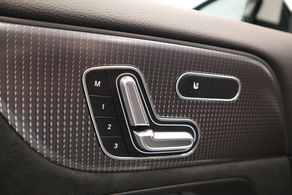 Mercedes-Benz EQA 300 4MATIC Business Solution AMG 67 kWh ACC Panoramadak Blindspot Mercedes-Benz EQA 300 4MATIC Business Solution AMG 67 kWh ACC Panoramadak Blindspot