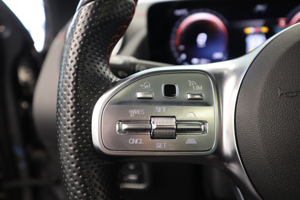 Mercedes-Benz EQA 300 4MATIC Business Solution AMG 67 kWh ACC Panoramadak Blindspot Mercedes-Benz EQA 300 4MATIC Business Solution AMG 67 kWh ACC Panoramadak Blindspot