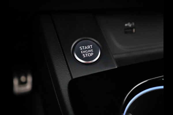 Audi A4 Avant 35 TFSI S edition Competition 150 pk S-tronic | Private lease vanaf € 751,- per maand | Verlengde garantie | Navigatie | Parkeersensoren | Stoelverwarming | S-Line |