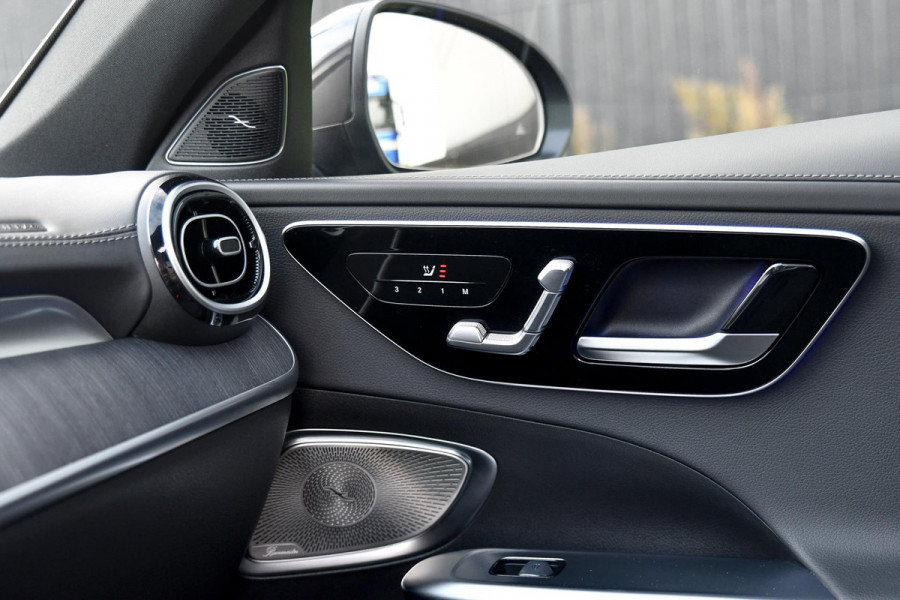 Mercedes-Benz C-Klasse Estate 300 e AMG Premium Plus. Pano, Memory, Distro+, HUD, 360 3D, Trekh, Burm, Keyless, Digital, Stuurvw! Mercedes-Benz C-Klasse Estate 300 e AMG Premium Plus. Pano, Memory, Distro+, HUD, 360 3D, Trekh, Burm, Keyless, Digital, Stuurvw!