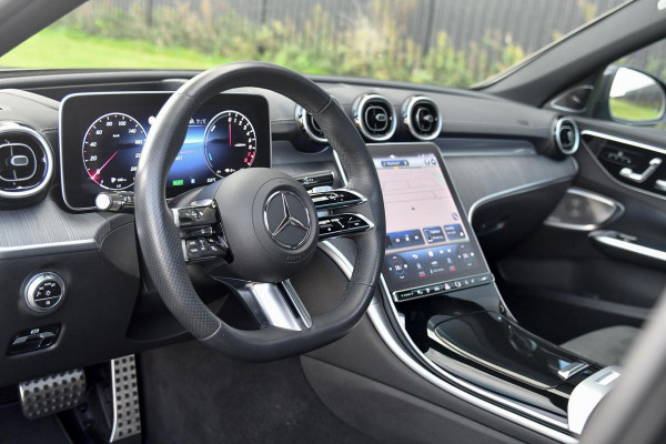 Mercedes-Benz C-Klasse Estate 300 e AMG Premium Plus. Pano, Memory, Distro+, HUD, 360 3D, Trekh, Burm, Keyless, Digital, Stuurvw! Mercedes-Benz C-Klasse Estate 300 e AMG Premium Plus. Pano, Memory, Distro+, HUD, 360 3D, Trekh, Burm, Keyless, Digital, Stuurvw!