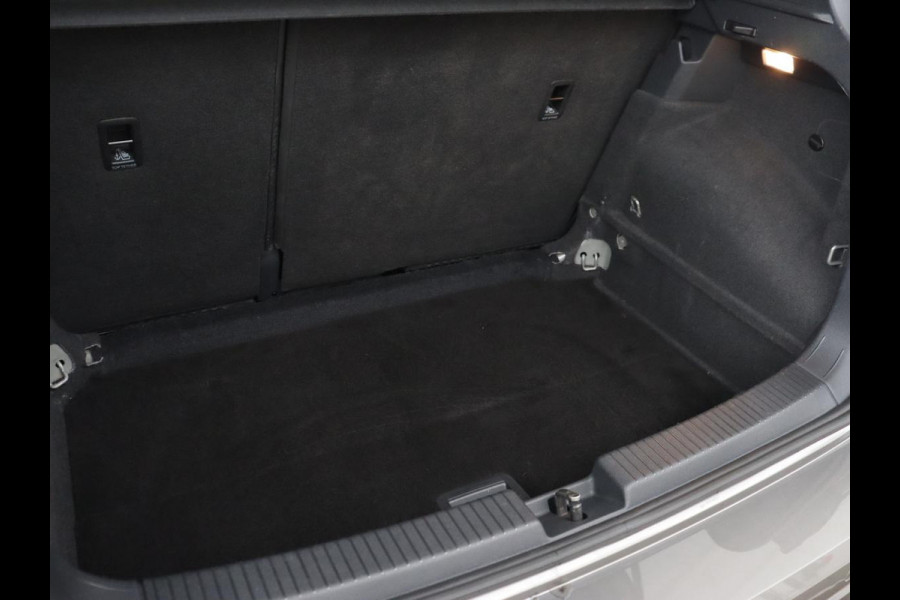 Volkswagen T-Cross 1.0 TSI R-Line | Camera | Carplay | Stoelverwarming | Cruise Control Adaptief | LED koplampen | LMV 18 | Volkswagen T-Cross 1.0 TSI R-Line | Camera | Carplay | Stoelverwarming | Cruise Control Adaptief | LED koplampen | LMV 18 |