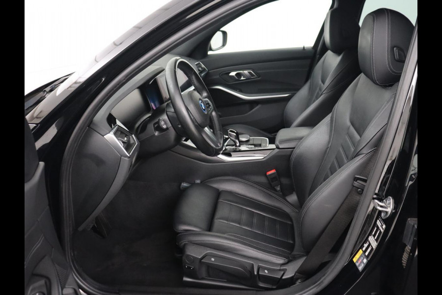 BMW 3 Serie Touring 330e Business Edition Plus | Leder Bekleding | Carplay | Cruise Control | Navigatie | Laser LED koplampen | Stoelverwarming | LMV 18 |