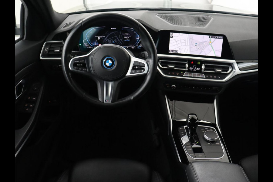 BMW 3 Serie Touring 330e Business Edition Plus | Leder Bekleding | Carplay | Cruise Control | Navigatie | Laser LED koplampen | Stoelverwarming | LMV 18 |
