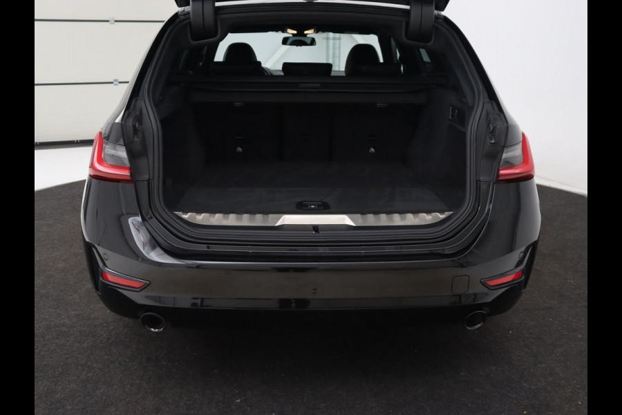 BMW 3 Serie Touring 330e Business Edition Plus | Leder Bekleding | Carplay | Cruise Control | Navigatie | Laser LED koplampen | Stoelverwarming | LMV 18 |