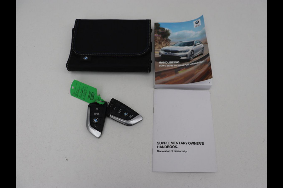 BMW 3 Serie Touring 330e Business Edition Plus | Leder Bekleding | Carplay | Cruise Control | Navigatie | Laser LED koplampen | Stoelverwarming | LMV 18 |