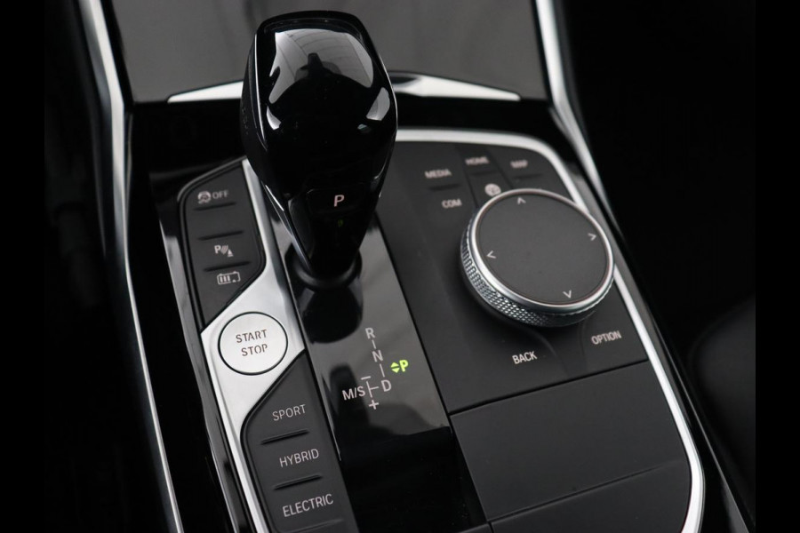 BMW 3 Serie Touring 330e Business Edition Plus | Leder Bekleding | Carplay | Cruise Control | Navigatie | Laser LED koplampen | Stoelverwarming | LMV 18 |