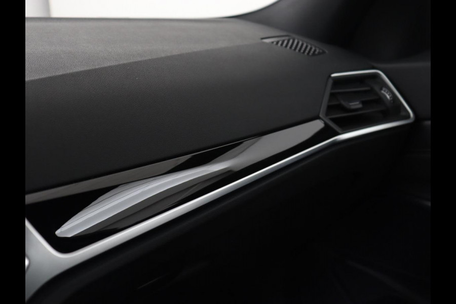 BMW 3 Serie Touring 330e Business Edition Plus | Leder Bekleding | Carplay | Cruise Control | Navigatie | Laser LED koplampen | Stoelverwarming | LMV 18 |