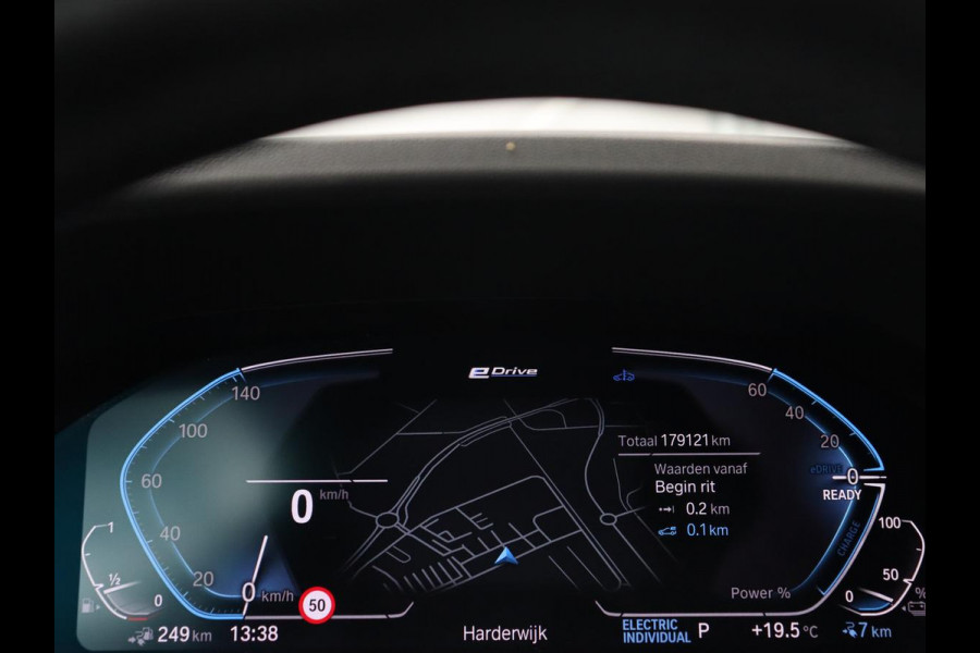 BMW 3 Serie Touring 330e Business Edition Plus | Leder Bekleding | Carplay | Cruise Control | Navigatie | Laser LED koplampen | Stoelverwarming | LMV 18 |