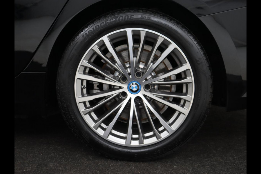 BMW 3 Serie Touring 330e Business Edition Plus | Leder Bekleding | Carplay | Cruise Control | Navigatie | Laser LED koplampen | Stoelverwarming | LMV 18 |