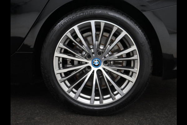 BMW 3 Serie Touring 330e Business Edition Plus | Leder Bekleding | Carplay | Cruise Control | Navigatie | Laser LED koplampen | Stoelverwarming | LMV 18 |