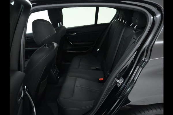 BMW 1-serie 118i Executive Sport Shadow CarPlay | Camera | Automaat BMW 1-serie 118i Executive Sport Shadow CarPlay | Camera | Automaat