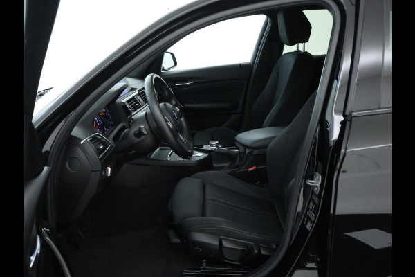 BMW 1-serie 118i Executive Sport Shadow CarPlay | Camera | Automaat BMW 1-serie 118i Executive Sport Shadow CarPlay | Camera | Automaat