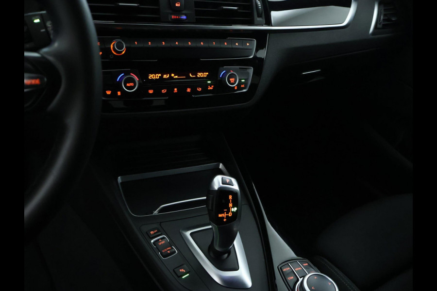 BMW 1-serie 118i Executive Sport Shadow CarPlay | Camera | Automaat BMW 1-serie 118i Executive Sport Shadow CarPlay | Camera | Automaat